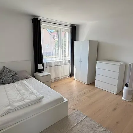 Fully Furnished 1 Bedroom In Lejlighed
